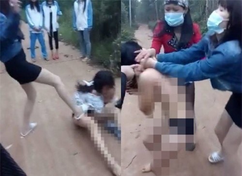 Sốc: Nữ sinh bị đánh hội đồng, lột quần áo giữa đường