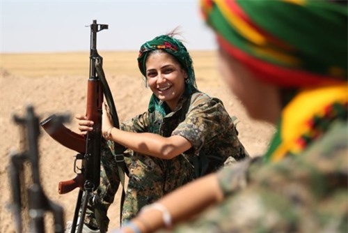 Syria: Phiến quân IS đến nhà thì đàn bà cũng đánh