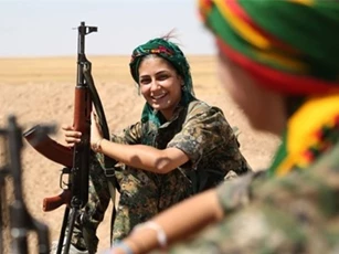 Syria: Phiến quân IS đến nhà thì đàn bà cũng đánh