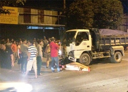 Vợ gào khóc thảm thiết khi thấy chồng chết thảm dưới gầm xe