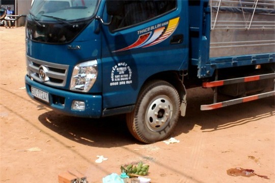 Vừa ra khỏi cổng, xe tải chở hàng cán tử vong bé gái 3 tuổi 