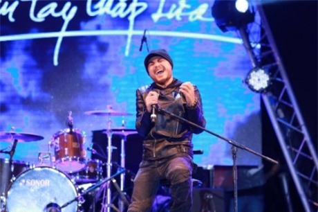 Xúc động ca sĩ Trần Lập hát tặng vợ trong "Đôi bàn tay thắp lửa"