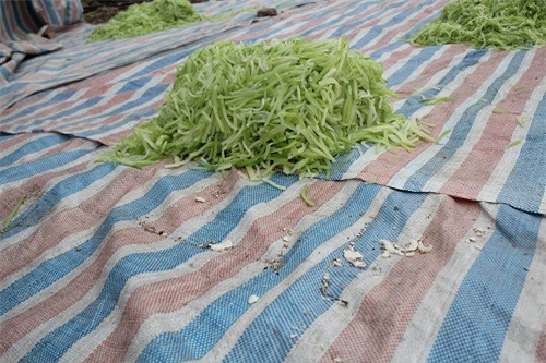 Kinh hoàng mứt Tết bẩn đầy sạn, phơi gần nhà vệ sinh