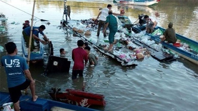 Nổ bình gas trên ghe hàng, 2 vợ chồng nguy kịch