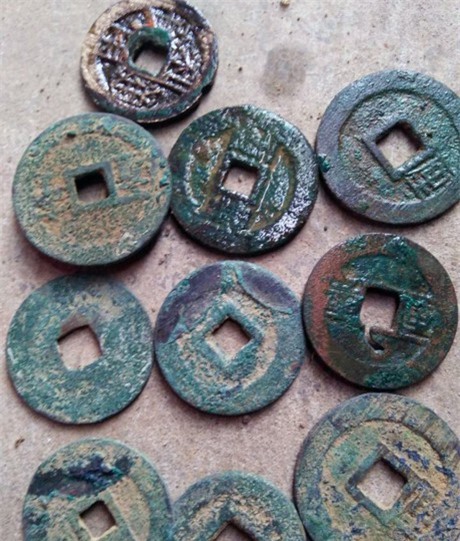 Phát hiện hũ sành chứa 40kg tiền cổ ở Hà Tĩnh