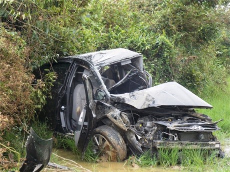 Sốc: Tàu hỏa đâm nát xế hộp, 2 người chết tại chỗ