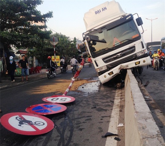 Tài xế ngủ gật, xe container "cưỡi" dải phân cách trên đường quốc lộ