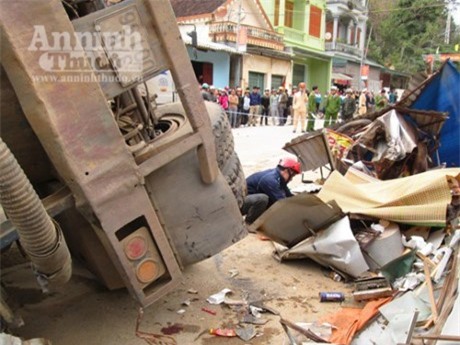 Xe bồn tuột dốc đè chết nam sinh và người bán xôi