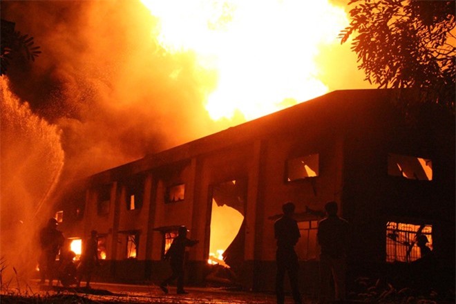 "Bà hỏa" ghé thăm, kho sơn ở Bình Dương bốc cháy dữ dội