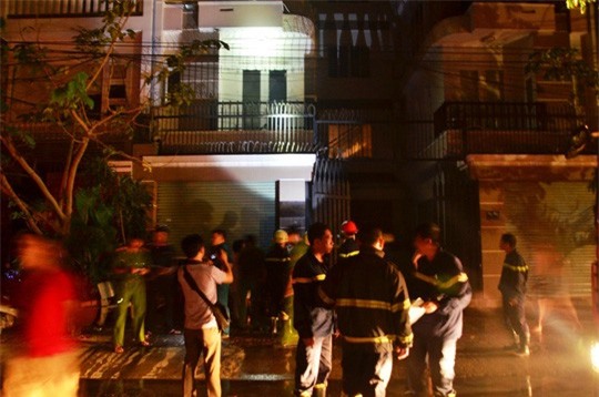 Cháy ngùn ngụt tại căn nhà 3 tầng, cả gia đình thoát chết
