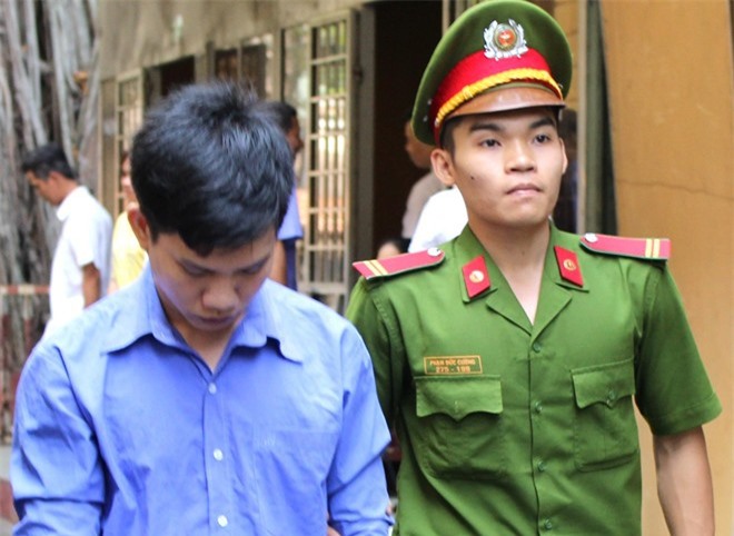 Chế vợt bắt muỗi thành roi điện đi cướp ôtô