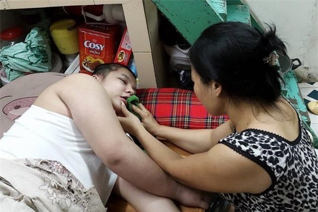 Gia cảnh kiệt quệ của cậu bé phải 2 lần ghép hộp sọ