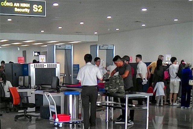 Giáo viên bị cấm bay 12 tháng vì một câu nói... có bom