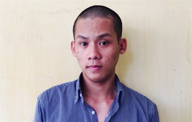 Nghịch tử đổ xăng đòi đốt chết cha mẹ, đánh luôn công an