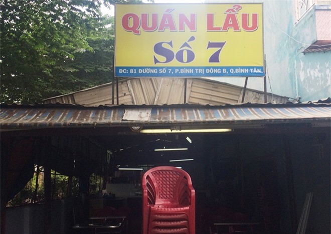 Rút súng đòi nợ, bị vợ chồng chủ quán nhậu cầm ghế nhựa đập văng