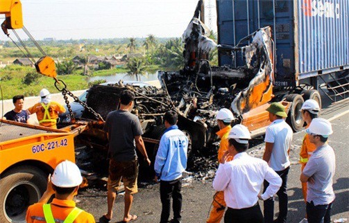 Sốc: Đầu xe container như "ngọn đuốc" trên đường cao tốc