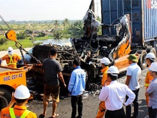 Sốc: Đầu xe container như "ngọn đuốc" trên đường cao tốc