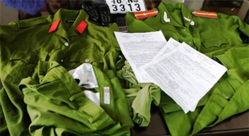 Giả danh công an chặn xe người đi đường để vòi tiền