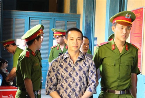 Không muốn ly hôn, chồng giết vợ dã man rồi uống thuốc sâu tự tử