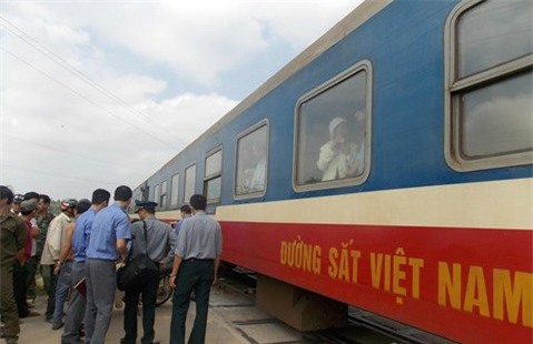 Tàu SE2 tông xe máy văng xa 3 mét, một cụ ông 60 tuổi tử nạn