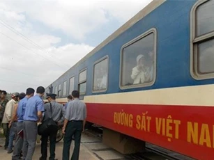 Tàu SE2 tông xe máy văng xa 3 mét, một cụ ông 60 tuổi tử nạn