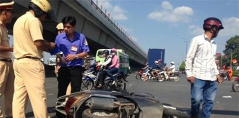 Va chạm với xe buýt ở Sài Gòn, một phụ nữ nguy kịch