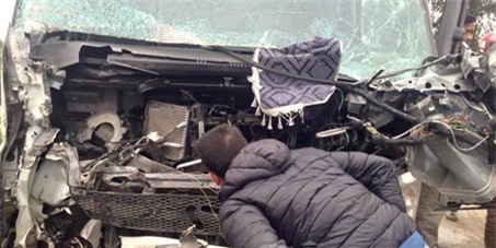 Tàu hỏa kéo lên xe tải 20 mét, tài xế thoát chết trong gang tấc