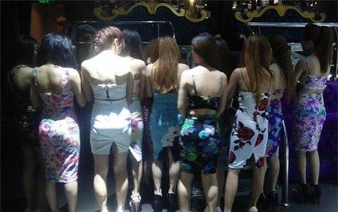 Quán bar cho tiếp viên mặc hở hang múa khiêu dâm để 'mồi' khách