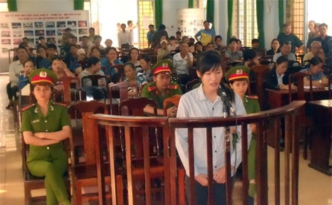 Thiếu nữ lột áo, lăng mạ cảnh sát giao thông lãnh án tù