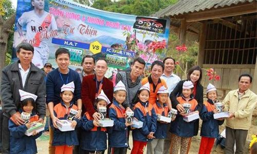 Trao 400 áo ấm cho các em học sinh nghèo vùng biên giới tỉnh Nghệ An