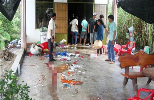 Xe ô tô lao vào quán phở đông khách, 5 người bị thương nặng