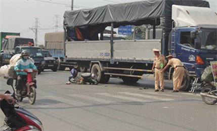 Xe tải va chạm xe máy, cuốn thiếu nữ vào gầm tử vong ở TP. HCM