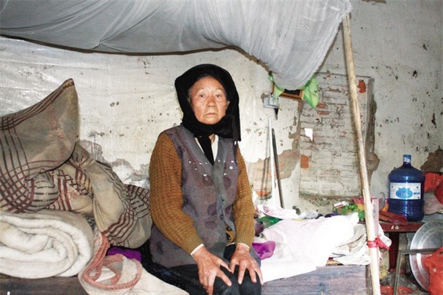 Xót thương cụ bà gần 80 phải ở nhà hoang, xin ăn từng bữa