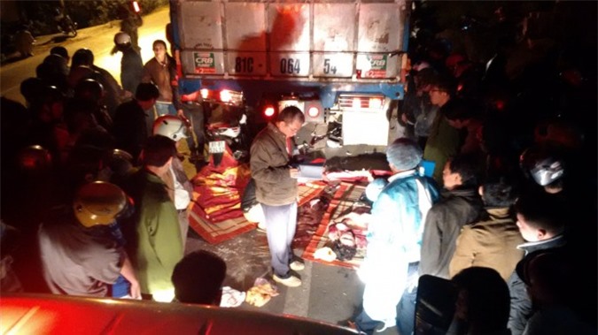 Bàng hoàng đôi vợ chồng trẻ tử vong dưới gầm xe tải