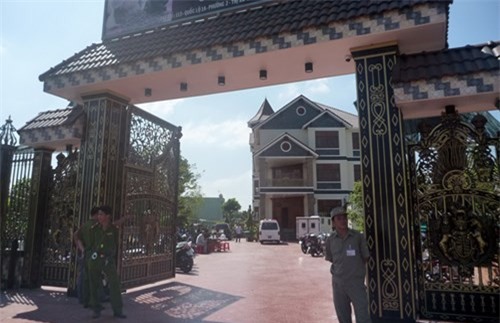 Bàng hoàng vợ chồng doanh nhân tử vong trong biệt thự