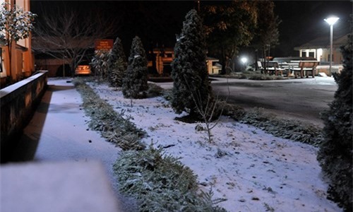 Hình ảnh tuyết rơi phủ trắng mặt đất tại các tỉnh Tây Bắc