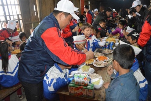 Học sinh vùng núi cao Nghệ An đón tết sớm
