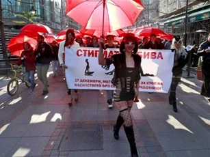 Kỳ lạ: Muốn quan hệ tình dục phải báo cảnh sát trước 1 ngày