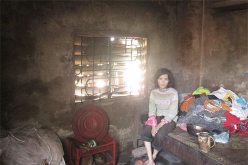 Người mẹ tâm thần hái rau dại nuôi con