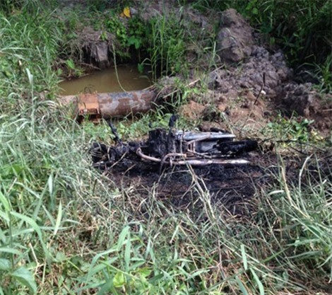 Xe máy bốc cháy giữa đường, người đàn ông may mắn thoát chết