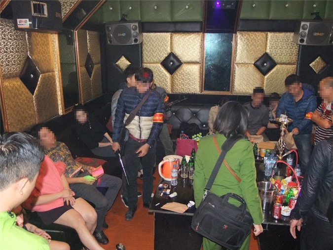 Hà Nội: Đột kích quán karaoke, hàng chục dân chơi đang "bay lắc"