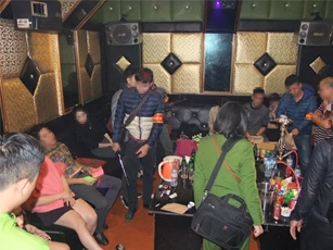 Hà Nội: Đột kích quán karaoke, hàng chục dân chơi đang "bay lắc"