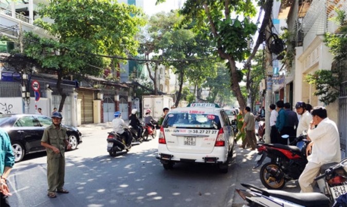 Tá hỏa phát hiện tài xế taxi Vinasun tử vong trong xe