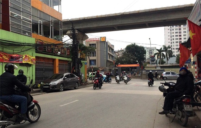 Truy lùng đối tượng vi phạm giao thông, rút dao đâm cảnh sát