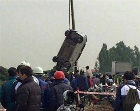 Bàng hoàng phát hiện xác tài xế trong xe taxi giữa lòng sông