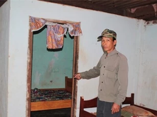 Mẹ bàng hoàng chứng kiến con gái 5 tuổi bị hàng xóm cưỡng hiếp