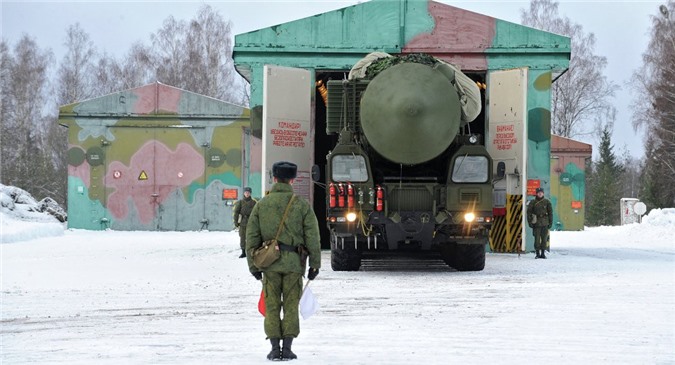 NATO tăng quân gần biên giới, Nga điều tổ hợp tên lửa "Topol" và "Yars" trực chiến