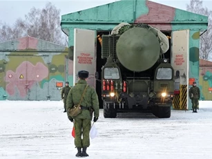 NATO tăng quân gần biên giới, Nga điều tổ hợp tên lửa "Topol" và "Yars" trực chiến