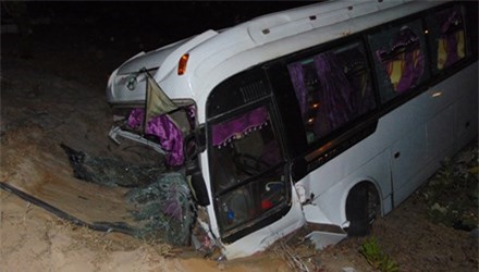 Xe khách lao xuống hố, hàng chục nhân viên thương vong 
