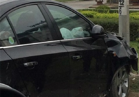 ‘Xế hộp’ chở bà bầu xé nát cây cau vua, hai người thoát chết